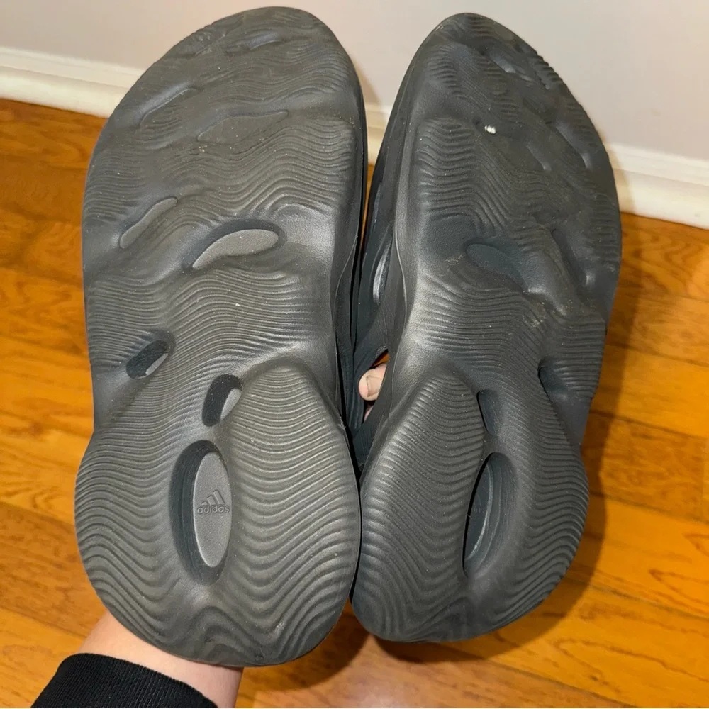 Adidas Yeezy foam RNR in carbon gray men’s 9